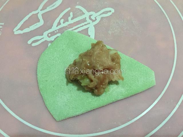 翻转面皮加入馅料
