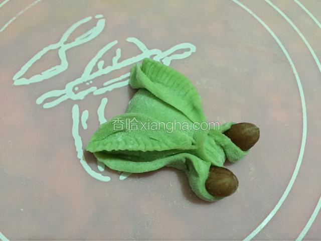 用筷子轻轻在翅膀和头之间夹一下不要太用力避免夹断。
