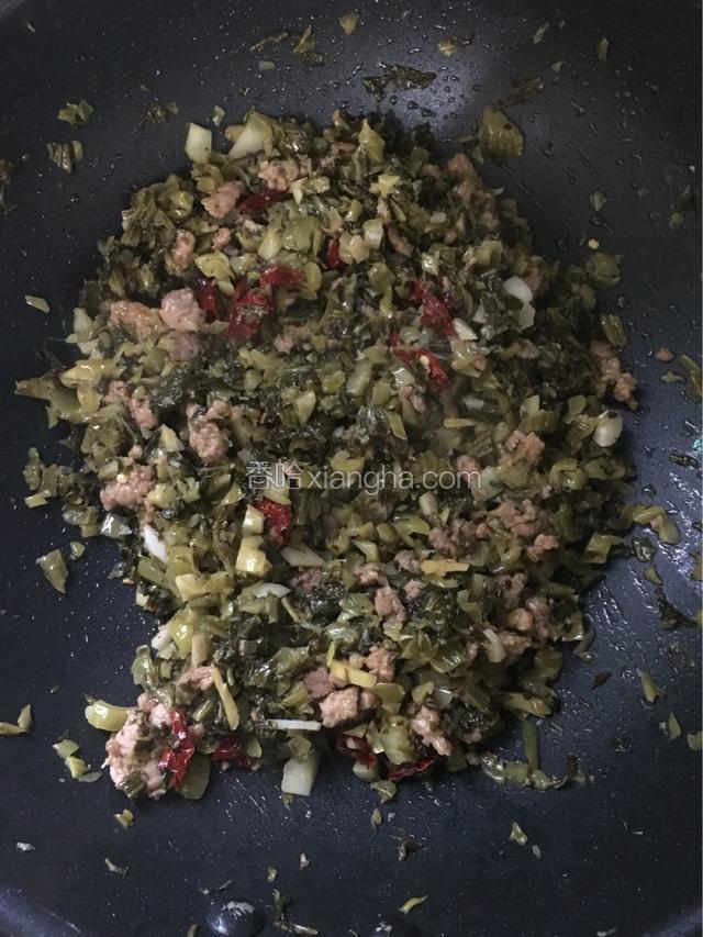 然后加入酸菜一起炒