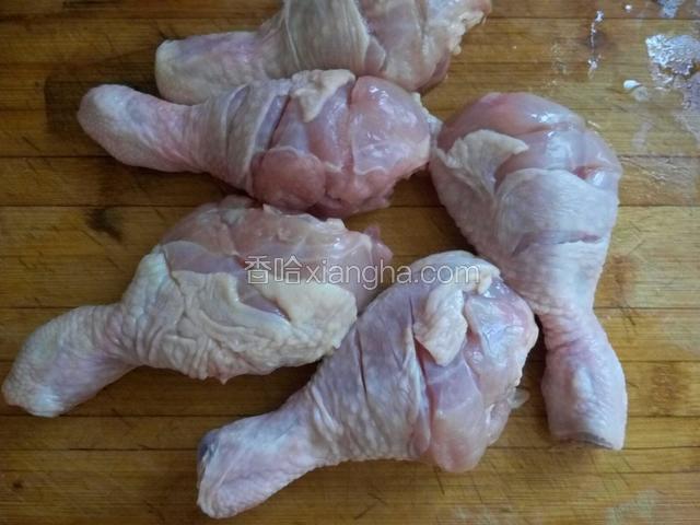 鸡腿洗净在表面横切几刀，便于调料入味