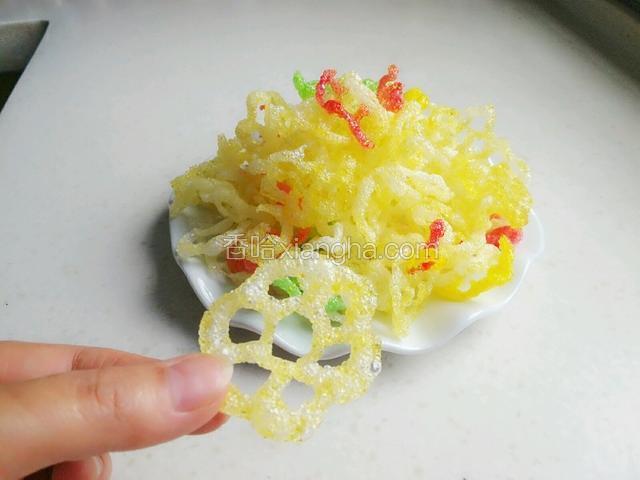 刚出锅就忍不住偷偷的吃了一块，那个香，那个美呀！别提了，吃了一块想第二块，根本停不下来的节奏呀！