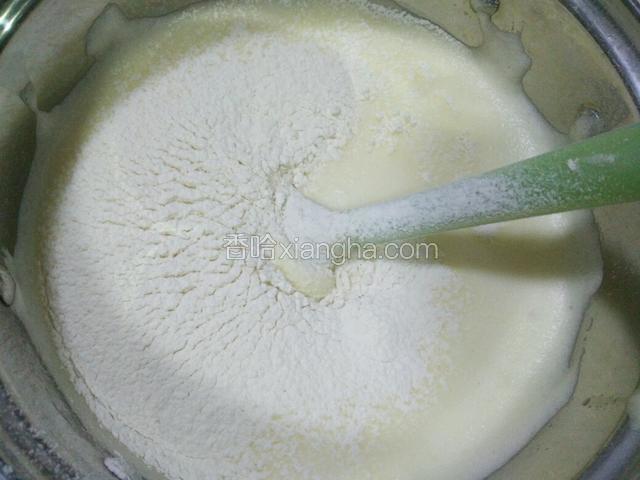 低粉分3次筛入蛋液中，用铲子从上往下翻拌，不能画圈搅拌。