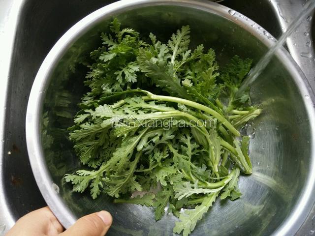 茼蒿用流动水冲洗干净。