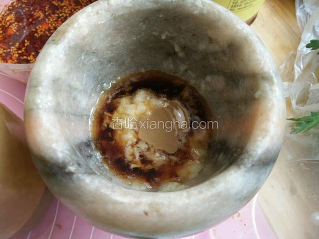 倒入味达美，陈醋，芝麻酱，搅拌均匀