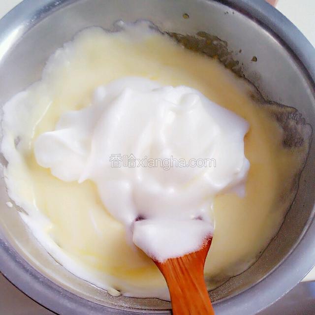 三分之一蛋清糊倒入蛋黄糊内翻拌均匀，再加三分之一打拌均匀，最后一次性将蛋黄糊倒入蛋清内打拌均匀