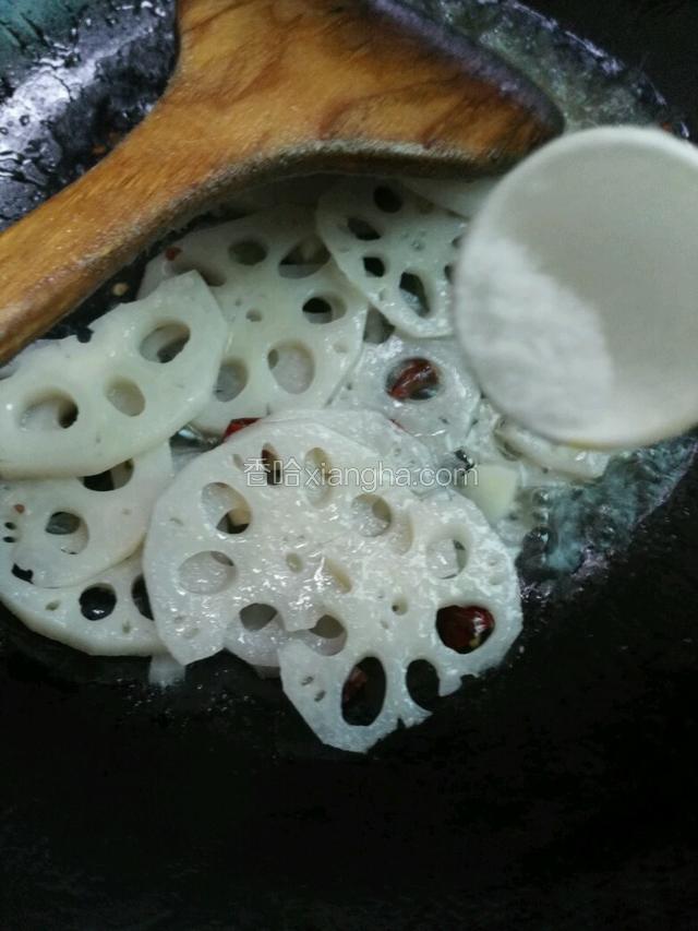 倒入一点点水继续翻炒
加入适量盐