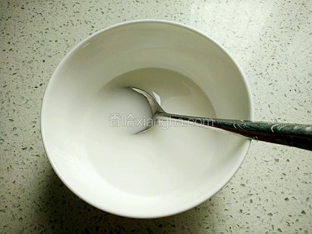 淀粉加少许水调匀。