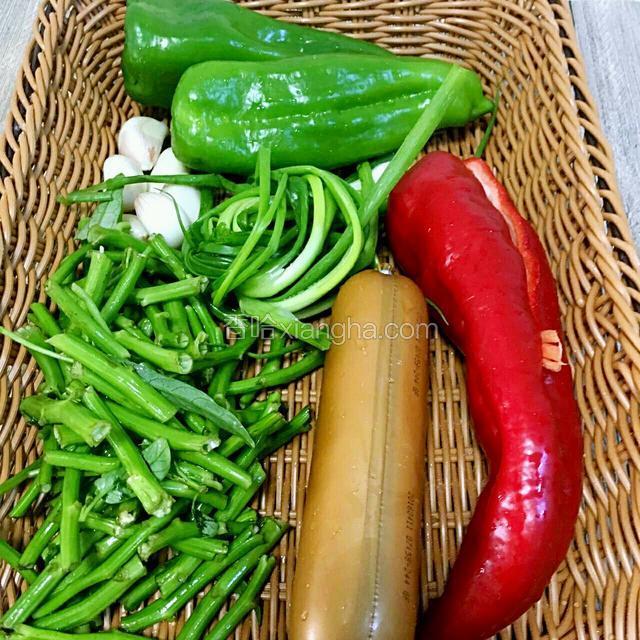 准备食材如图所示。