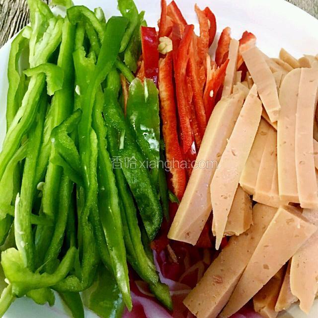 双椒切丝，火腿切粗条。