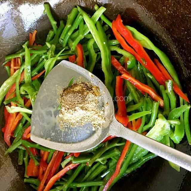3分钟后加入生姜粉，花椒粉煸炒，依次加入少许蚝油，盐。