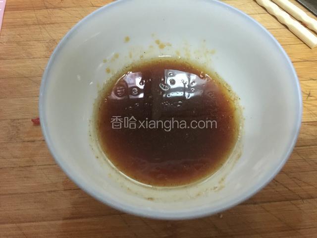 调浇汁，加入，盐，醋，酱油，五香粉，香油拌匀