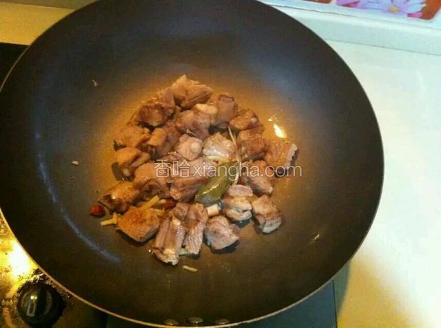 热锅冷油，油可以适当多点，将沥干水的排骨放锅里中火煸炒，微黄后将香叶 姜 八角 葱白放排骨一起煸出香味