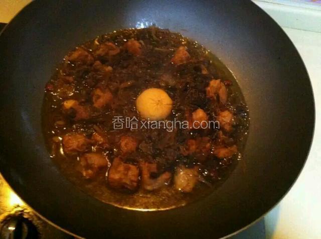 再加入梅干菜 豆腐干，调入盐 糖 
 十三香继续焖20分钟