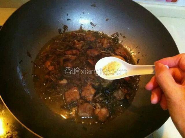 看这时候汤不是很多，也不需要收汁，加入鸡精提鲜关火