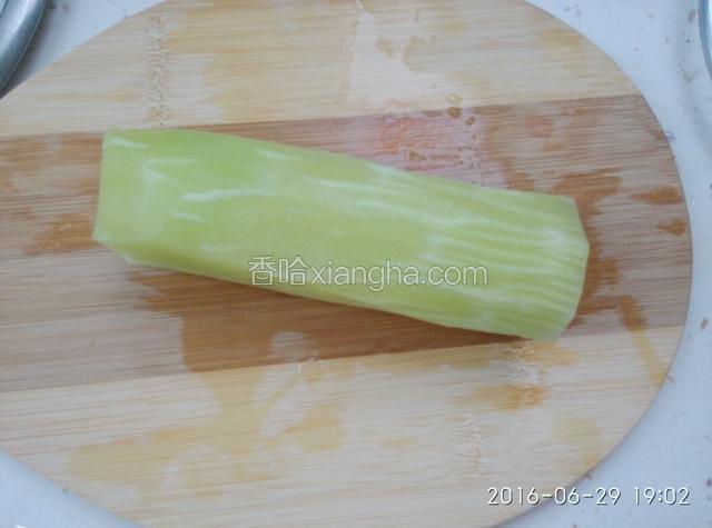 莴笋削皮洗净