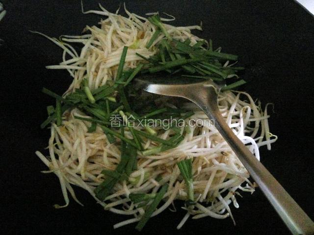 放韭菜翻，最后加点鸡精出锅。