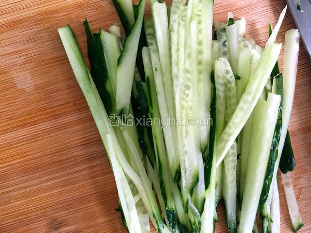 黄瓜切丝。