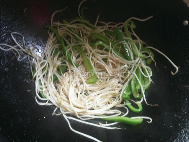 再放入盐，鸡精，料洒炒匀，