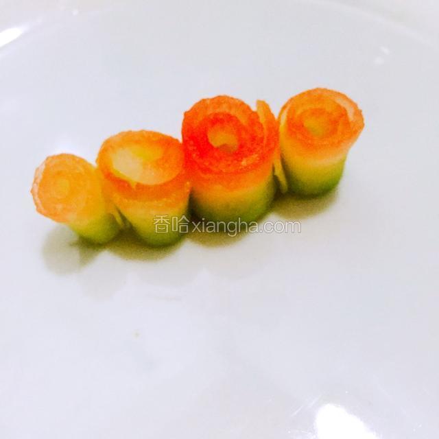 一片片卷起来，用牙签固定住。