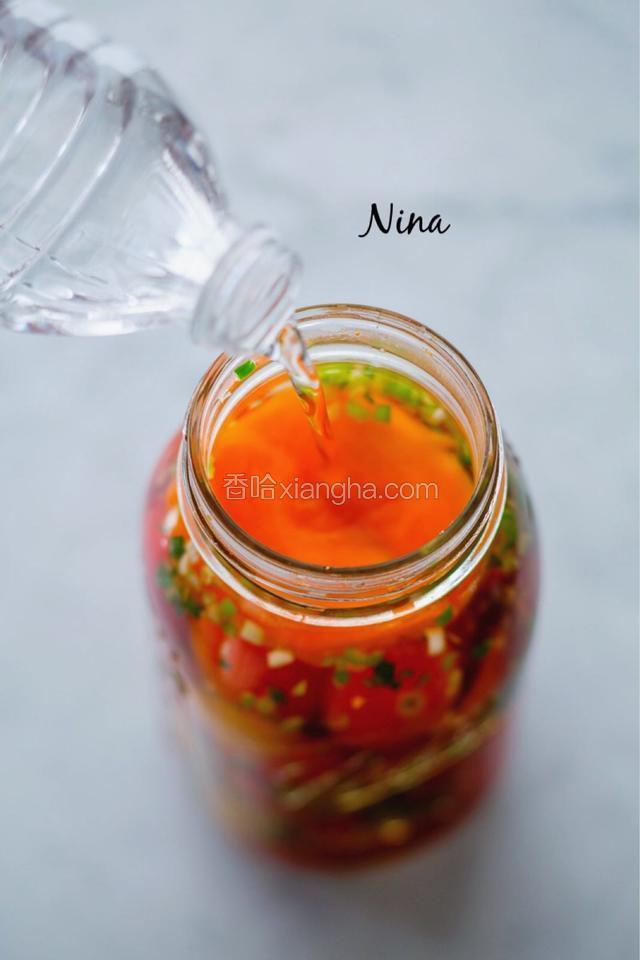 用另一半彩椒作为“盖子”盖在泡菜顶部，接着再倒入纯净水完全淹没食材，然后拧紧瓶盖。