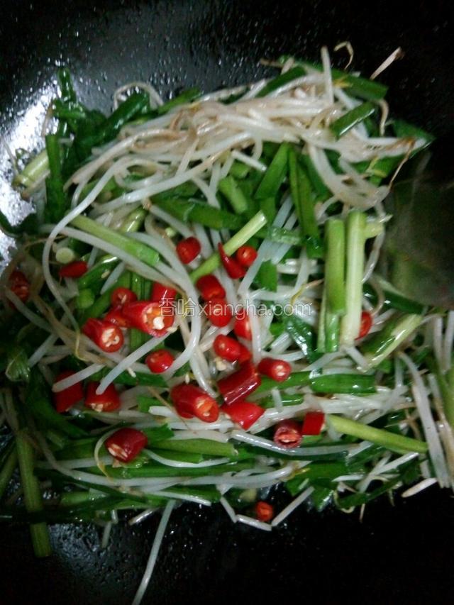 再加入小米椒，继续翻炒。炒韭菜就不要炒太久了，大火八秒就足够了。再加入适量盐，适量五香粉，翻炒均匀就可以起锅了。
