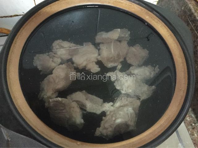 把排骨放入砂锅中，加适量的清水烧开