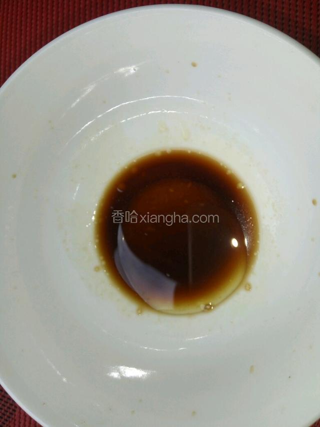 用生抽，醋，白糖和香油来调汁，在挤几滴柠檬汁（柠檬汁也可以不加，自己根据口味添加）

