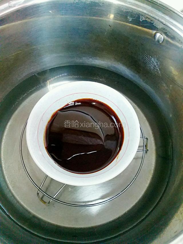 甜面酱加入香油，上锅蒸，上汽10分钟出锅晾凉备用