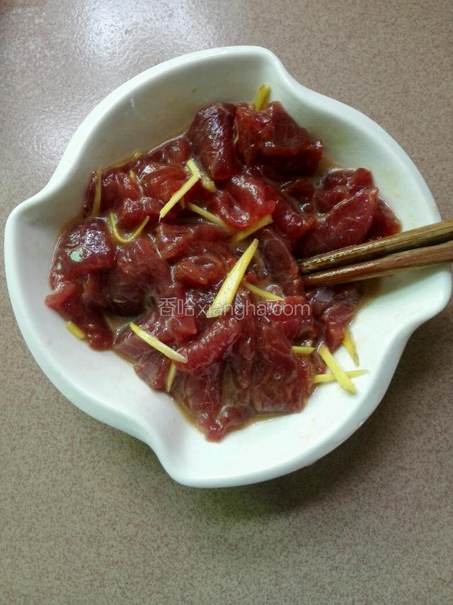 然后用筷子搅拌均匀腌20分钟。