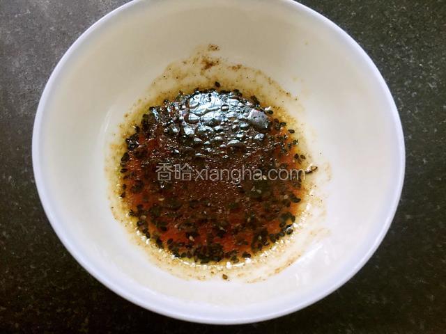 碗里加上盐，醋，酱油，香油，黑芝麻