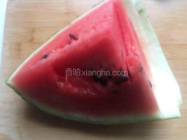 西瓜切片后做成头部，耳朵可以单独做！
用瓜白做眼睛，嘴，胳膊，腿！