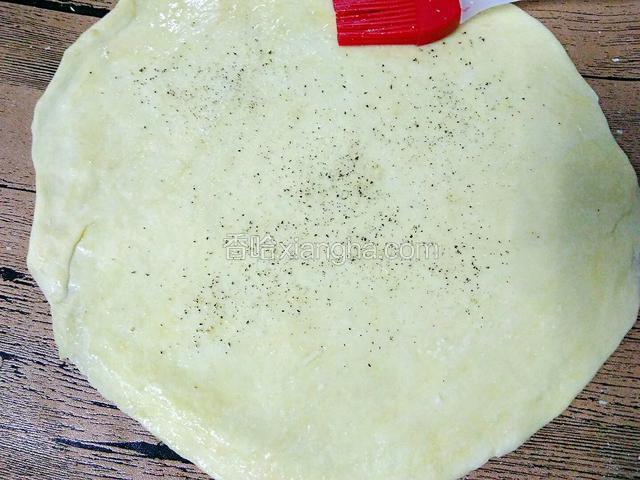 均匀的撒上一些食盐和黑胡椒。