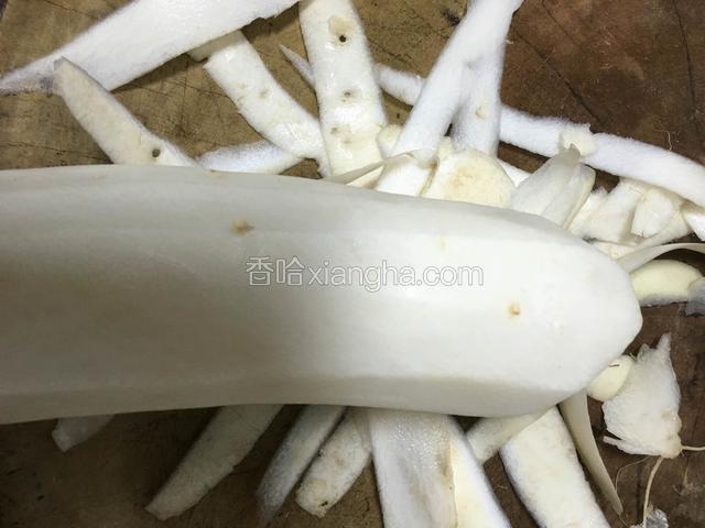 白萝卜去皮待用；