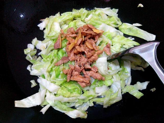 放瘦肉、炒片刻