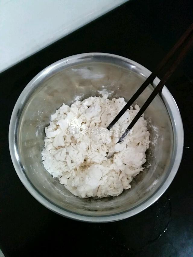 面粉中加入适量的水，用筷子搅拌成絮状