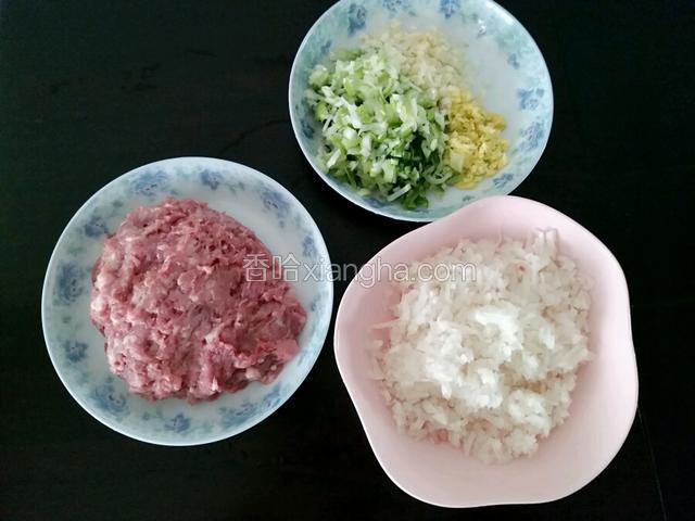 将肉洗净剁成肉泥，腌制好的白萝卜丝挤去水分剁碎，葱姜蒜切末备用