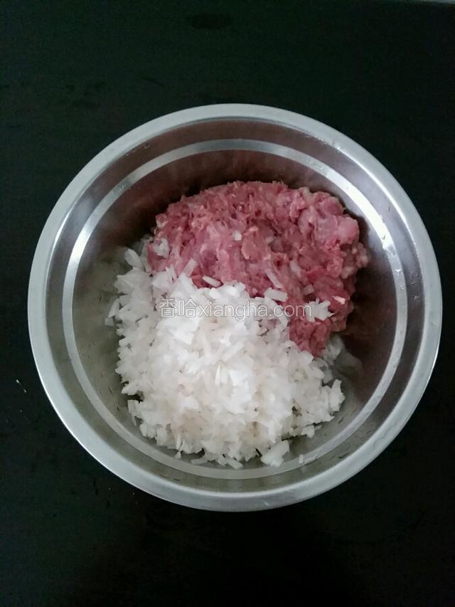 将剁好的白萝卜和肉泥混合倒入容器中