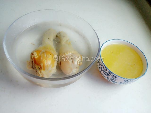 鸡腿煮好后放入冰镇凉白开中浸泡五分钟。煮鸡腿的汤留下一些接下来有用。
（注：鸡汤适量即可，我留的有点太多了。）