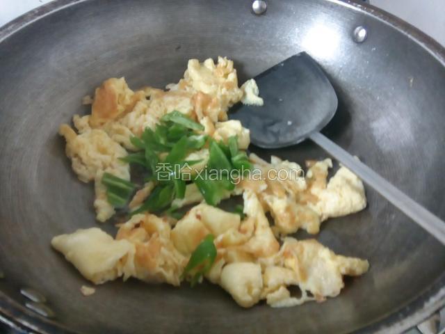 加入青辣椒翻炒