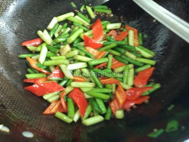 放少量油煽炒蒜苔快熟时放长红椒，适量盐(这样长红椒色泽才好看)