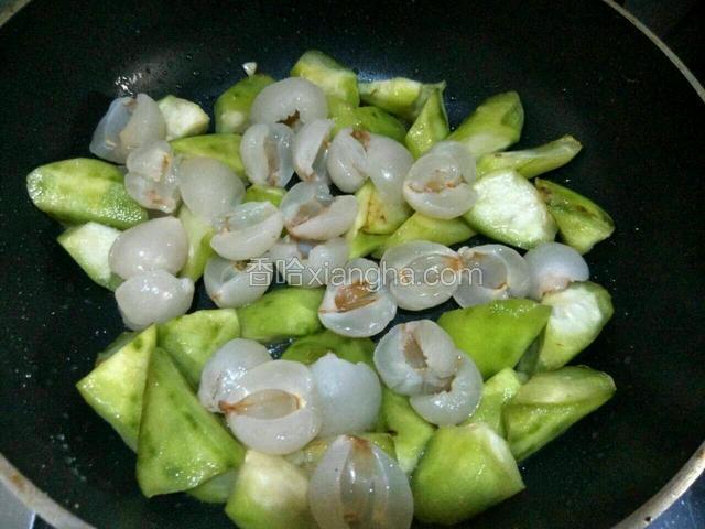然后加入荔枝肉翻炒至丝瓜熟即可（不需要再调味）
