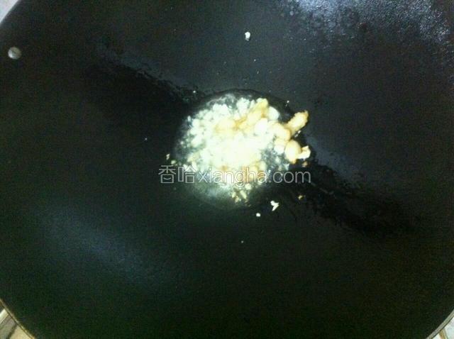 热锅，加入适量猪油，放入切好的蒜蓉爆香