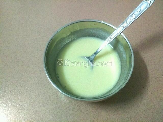 奶粉加60ml的40℃温水调开
