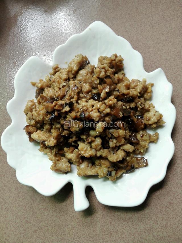然后把炒熟的香菇肉末装盘备用。