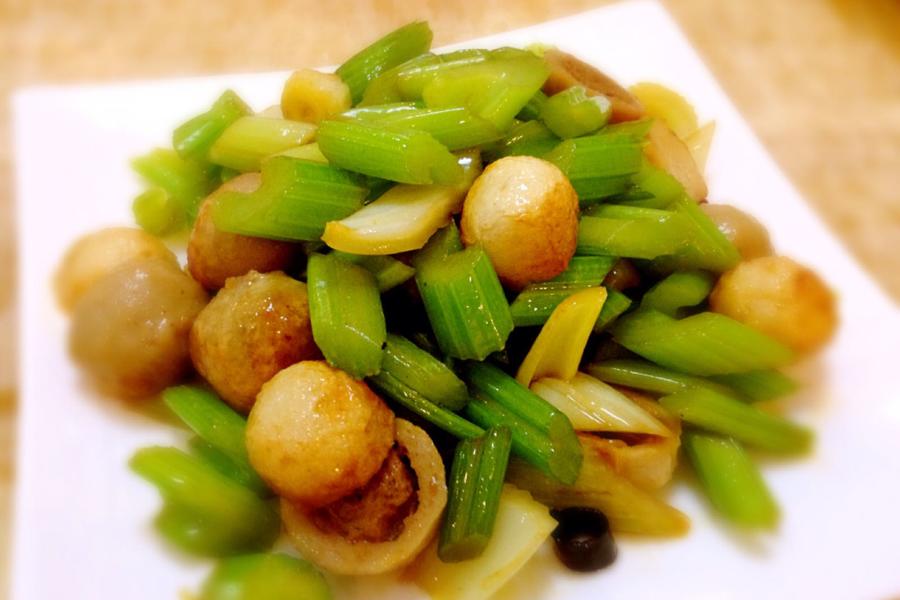 海鲜丸子炒芹菜