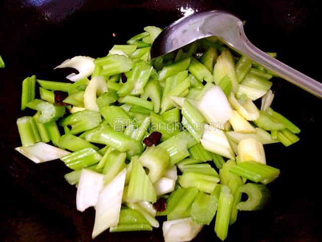 锅中留底油下入辣椒段炒香，倒入芹菜翻炒片刻，可适当加少许清水