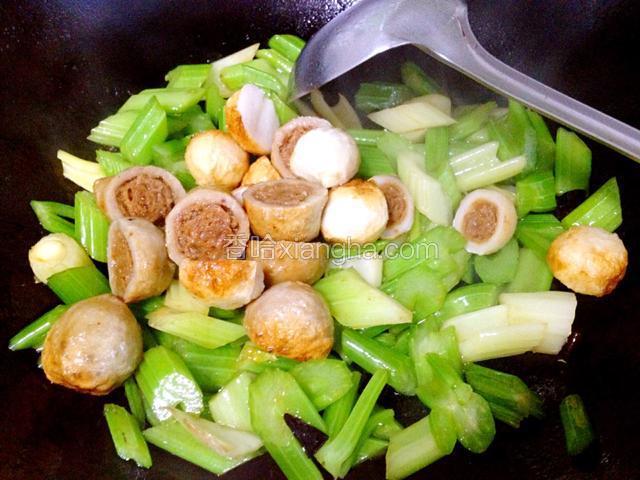 芹菜断生后倒入海鲜丸，炒均后出锅