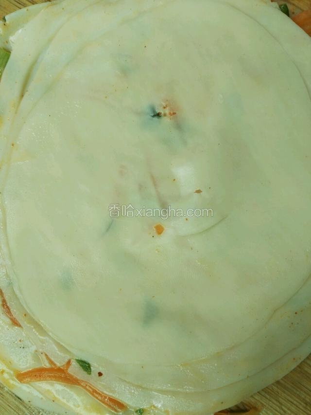 一直这样重复至第五张
接着铺上四张饺子皮不要放馅儿
用擀面杖压薄