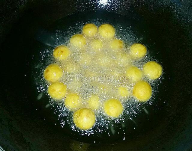 锅中热油，待四成热时，将丸子下入锅中。不要马上推动它，待炸成型后，再翻动，防止粘锅，待炸成金黄色时捞出。