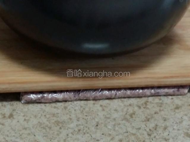 在用菜板压在饼上，最好在用重的东西在压在菜板上，压两个小时后放进急冻室，冻4个小时成形了。